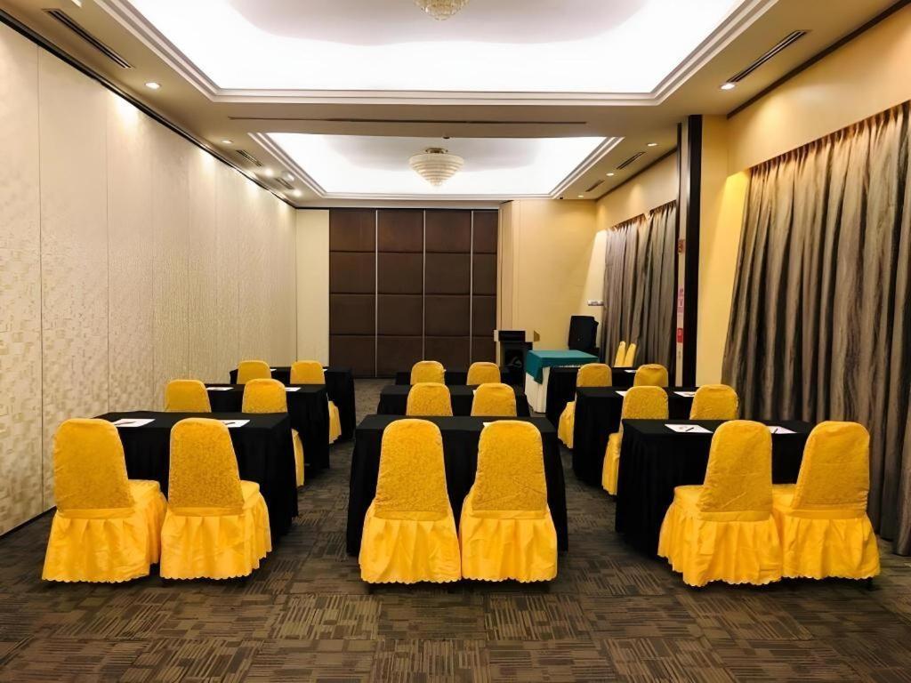 The Landmark Hotel Batu Pahat Extérieur photo