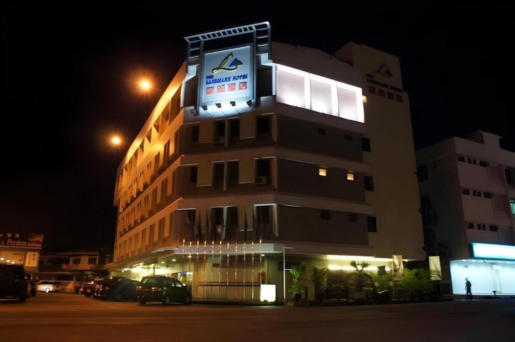 The Landmark Hotel Batu Pahat Extérieur photo