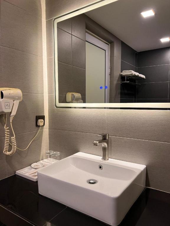The Landmark Hotel Batu Pahat Extérieur photo